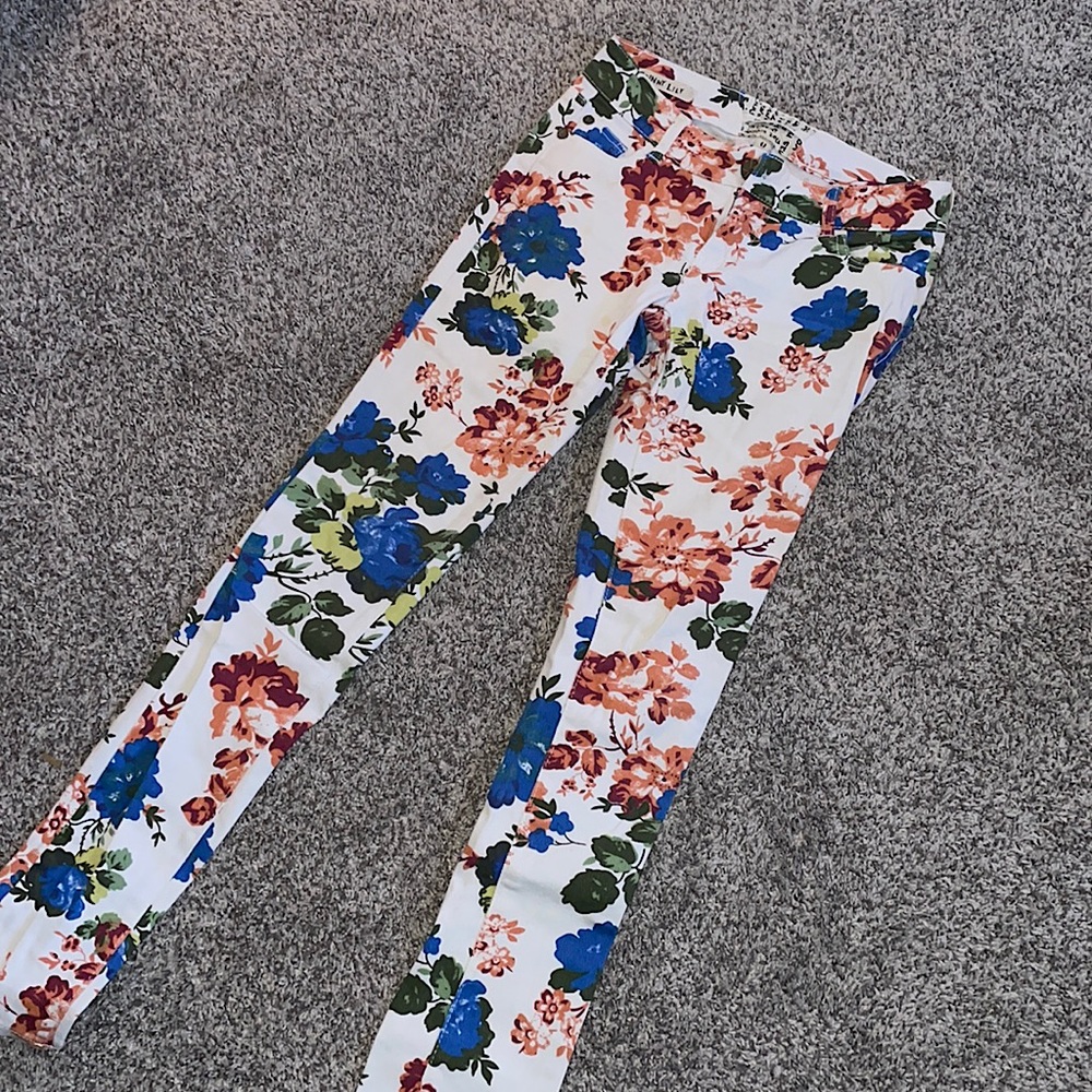 White skinny jeans with floral print size 0